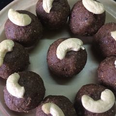 A picture of Ragi Oats dry fruits ladoo.