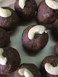 A picture of Ragi Oats dry fruits ladoo.