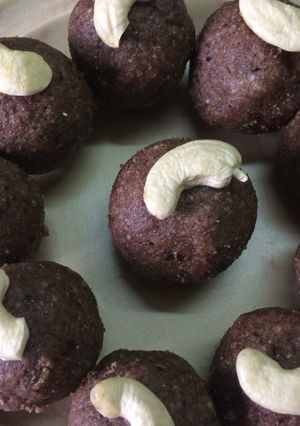 A picture of Ragi Oats dry fruits ladoo.