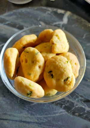 A picture of Baked Mathri.