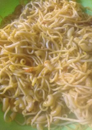 A picture of Macaroni and spaghetti jollof.