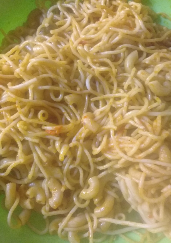 A picture of Macaroni and spaghetti jollof.