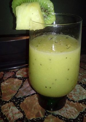 Una foto de Jugo natural piña kiwi