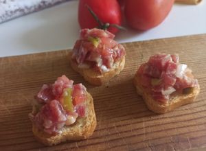 Una foto de Tartar de fuet