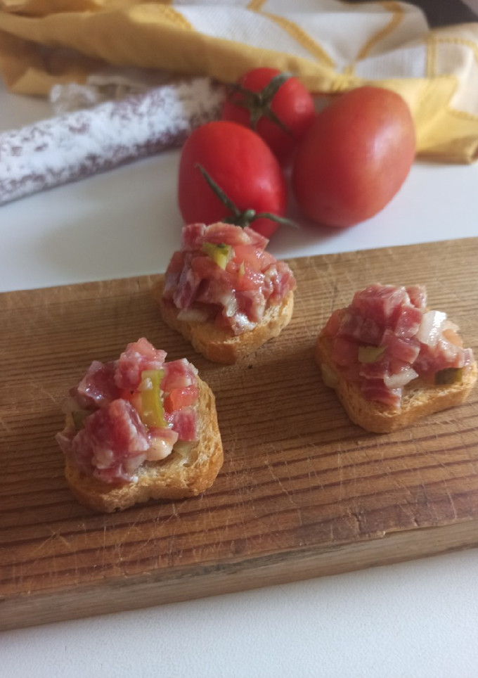 Una foto de Tartar de fuet
