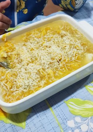 Una foto de Sopa crema de verduras mixtas, con arroz y pollo, para mi familia 🥣