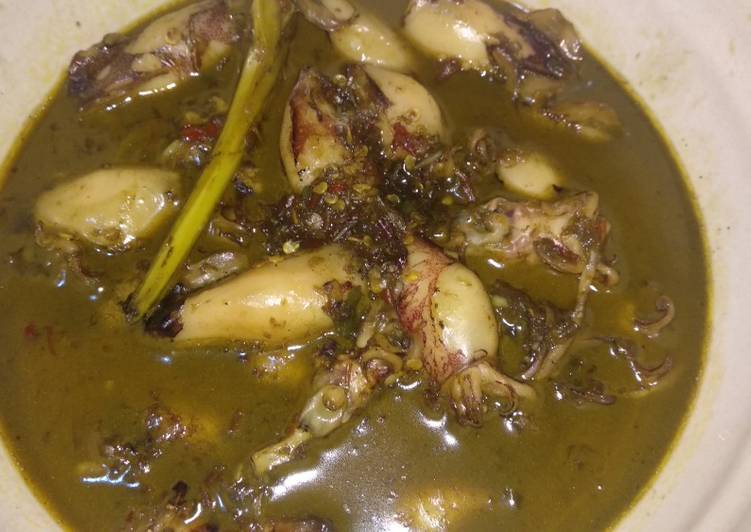 Langkah Mudah untuk Menyiapkan Cumi kuah item, Anti Gagal