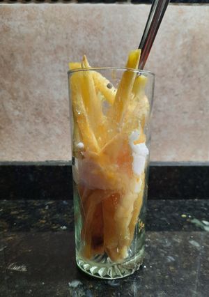 Una foto de Papas fritas en copa bañadas con huevo poché