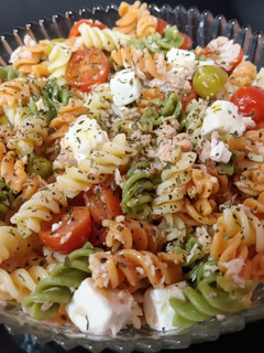 Una foto de Ensalada de pasta con queso feta