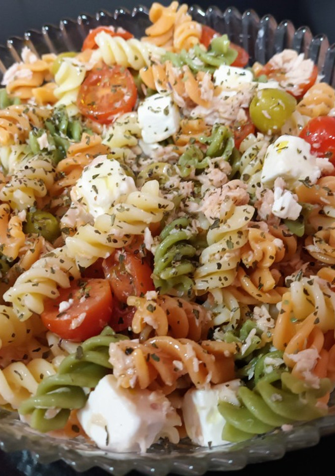 Una foto de Ensalada de pasta con queso feta
