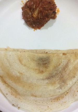 A picture of Dosa and tomato chutney.
