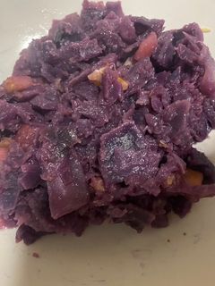 Una foto de Coliflor morada con manzana y nueces