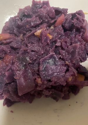 Una foto de Coliflor morada con manzana y nueces