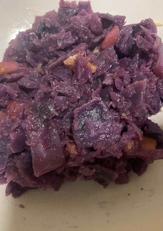 Una foto de Coliflor morada con manzana y nueces
