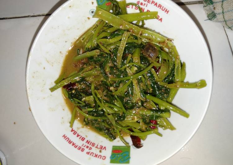Langkah meracik Oseng kangkung sambel pecel Anti Gagal
