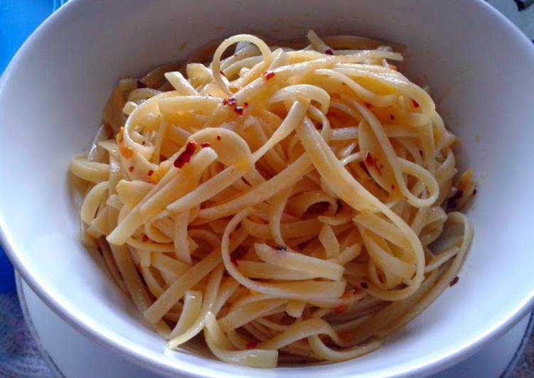 Step-by-Step Guide to Prepare Quick Chilli &amp; Garlic Linguine (vegan)