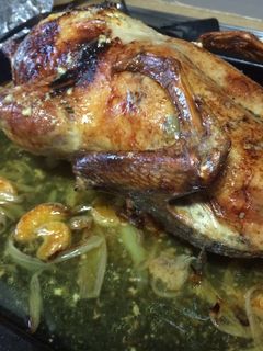 Una foto de Pato relleno asado con mandarinas