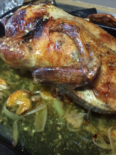 Una foto de Pato relleno asado con mandarinas