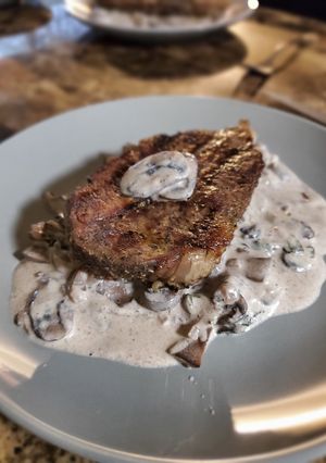 Una foto de Cama para carne de champiñones y espinacas