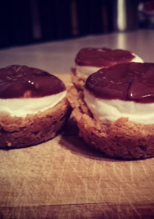 A picture of Mini S'mores Cups.