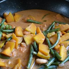 A picture of Squash with coconut milk (ginataang kalabasa).