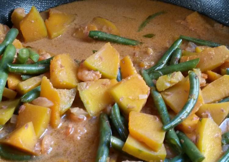 Squash with coconut milk (ginataang kalabasa)