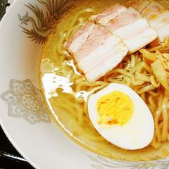 A picture of Simple Salt-broth Ramen.