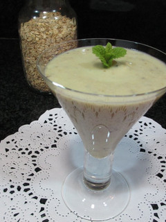 Una foto de Batido de leche vegetal de soja, kiwi y copos de avena- veggie