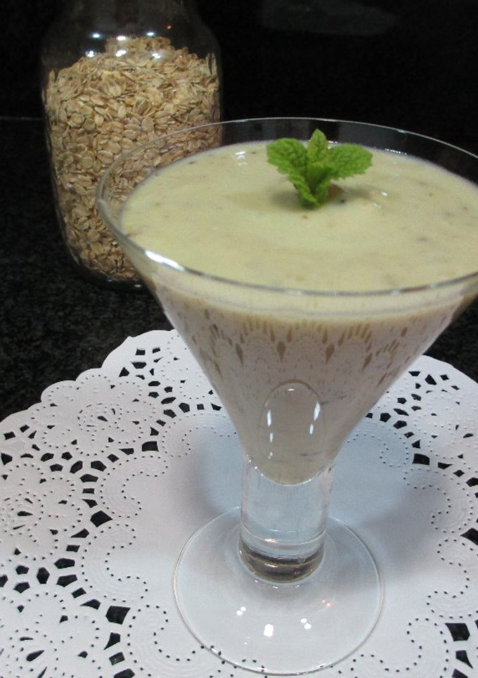 Una foto de Batido de leche vegetal de soja, kiwi y copos de avena- veggie