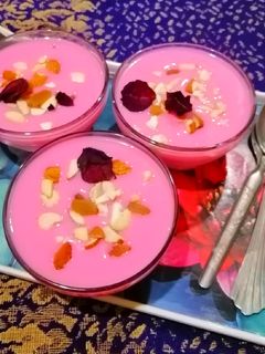 स्ट्रॉबेरी ड्राई फ्रूट कस्टर्ड(Strawberry dry fruit custard recipe in Hindi) रेसिपी मुख्य फोटो