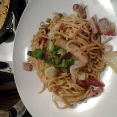 A picture of Chow Mein (egg noodles).