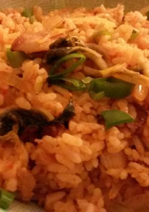 A picture of 김치 볶음밥/kimchi fried rice.