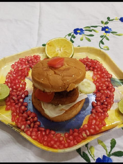 आलू टिक्की बर्गर (aloo tikki burger recipe in Hindi) रेसिपी मुख्य फोटो