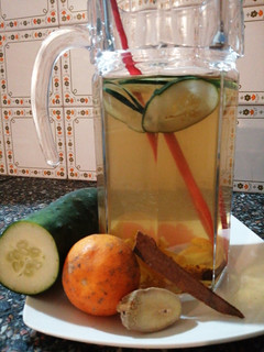 Una foto de Agua saborizada de pepino, canela, naranja y jengibre