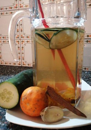 Una foto de Agua saborizada de pepino, canela, naranja y jengibre