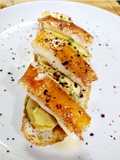 Tosta de aguacate con queso de cabra