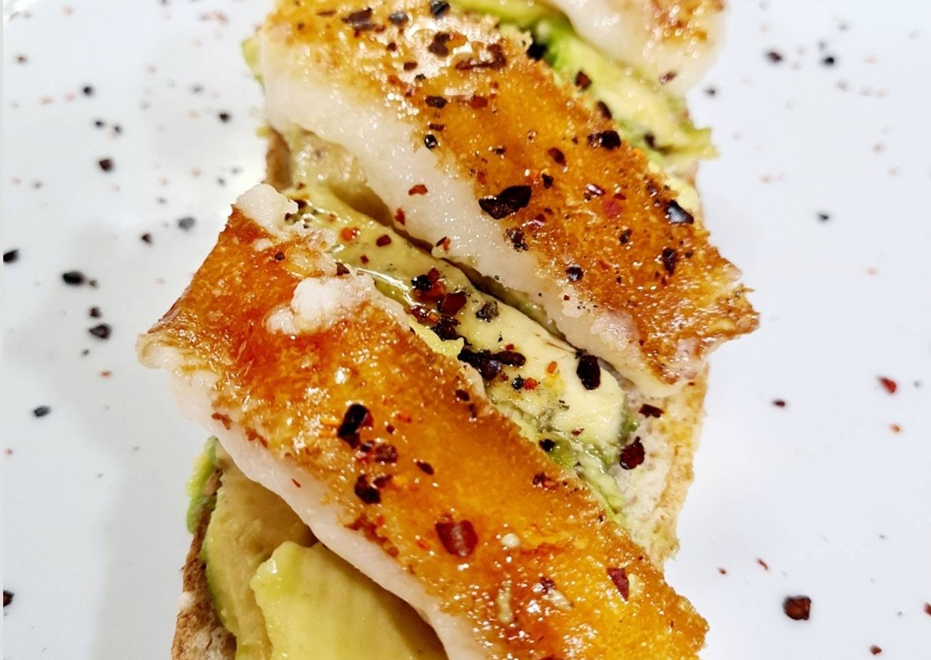 Tosta de aguacate con queso de cabra