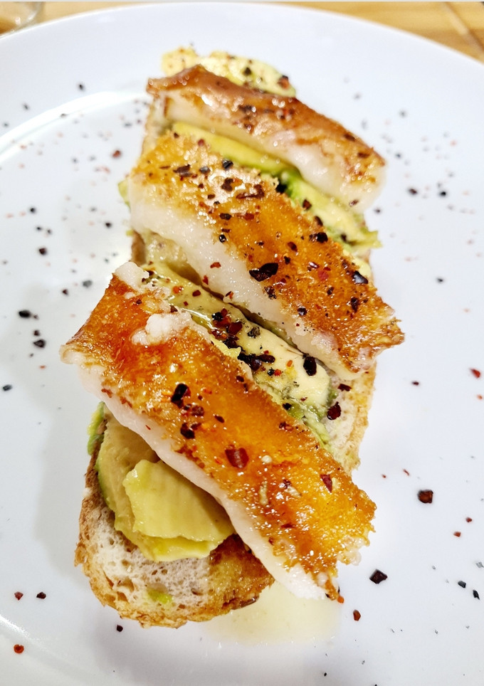 Una foto de Tosta de aguacate con queso de cabra