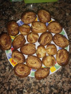 Una foto de Rollitos y bolitas de canela y anís (hojaldre)