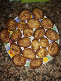 Una foto de Rollitos y bolitas de canela y anís (hojaldre)