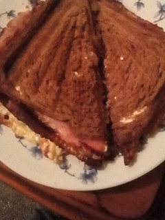 Una foto de Sándwich caliente de pan negro🧀🧀🧀🥪🧀🧀🧀🥪