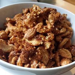 A picture of Sweet & Spicy Sriracha Cashews.