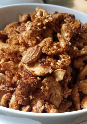 A picture of Sweet & Spicy Sriracha Cashews.