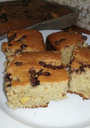 Una foto de Torta de manzana con chispitas de chocolate 🍎🍫🍎
