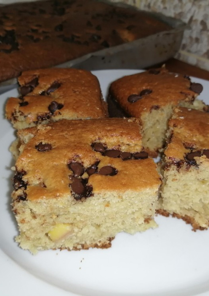 Una foto de Torta de manzana con chispitas de chocolate 🍎🍫🍎