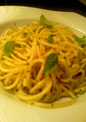 A picture of Sunshine 's spaghetti olio e aglio.