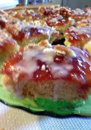 A picture of Streusel Strawberry Bars.