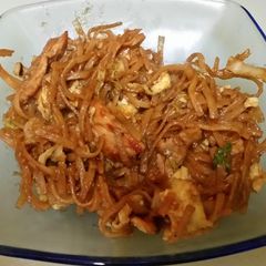 A picture of Thai Fried Noodles (Pad Siewe).