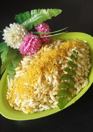 વધારેલા સેવ મમરા (Vagharela Sev Mamara Recipe In Gujarati) રેસીપી મુખ્ય ફોટો