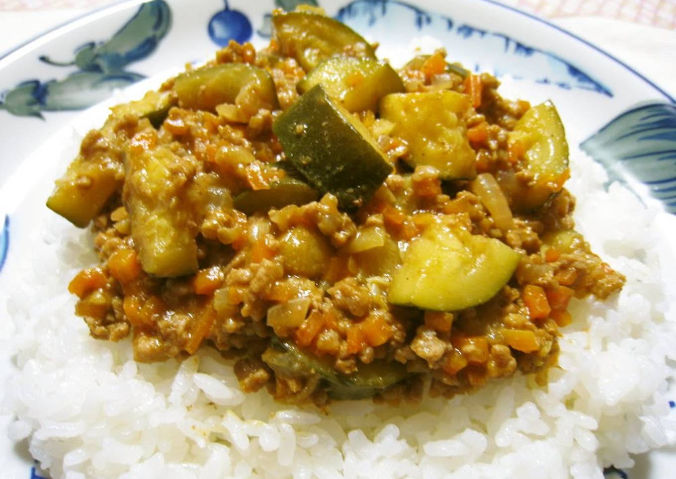 Light, tasty and spicy minced meat with vegetable curry in the pan